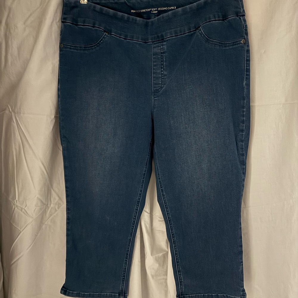 Chicos Pull on Denim Capris